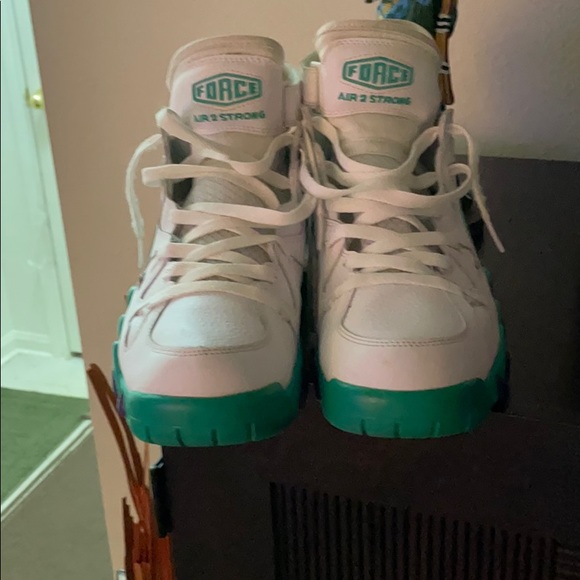 Exclusive - Picture 2 of 4